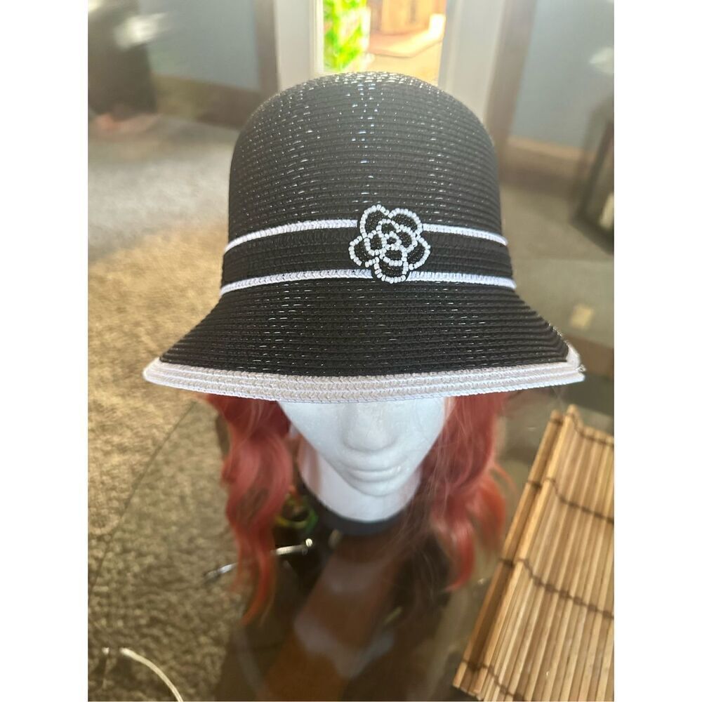 Beautiful stub bowler hat with patterned flower adjustable strap. Blk
